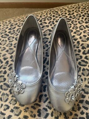 Gio Bella Metallic Silver Floral Ballet Flats - Women's